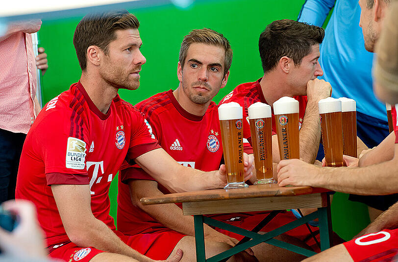 Xabi Alonso (l) legt Wert auf das bayerische "Mia san mia"-Gefühl