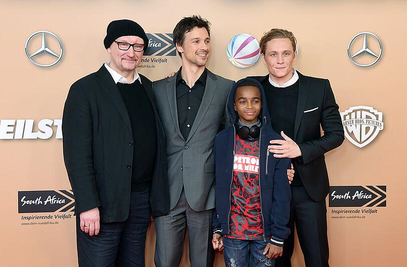 Schauspieler Rainer Bock (l-r), Florian David Fitz, der Darsteller Mpho Ranwedzi und Matthias Schweighöfer.