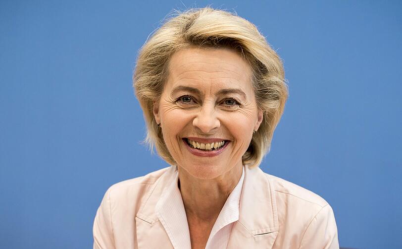 Nicht nur im Ausland, auch im eigenen Land kann man die Füße hochlegen. Eine der Ministerinnen freut sich darauf besonders: "Ich werde diesen Sommer ganz einfach zuhause die Seele baumeln lassen. Viel Sonne, frische Luft, der Garten und die Tiere, dazu Unternehmungen mit meinen Kindern", sagt Verteidigungsministerin Ursula von der Leyen. "Vielleicht lese ich auch noch den neuen Krimi von Donna Leon."