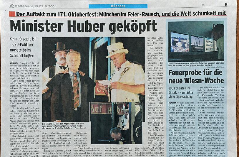 Er hat beim Anstich das "O'zapft is" vergessen und wird dafür bestraft: der damalige Staatsminister Erwin Huber im Jahr 2004. Die AZ berichtete.