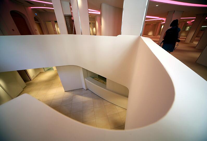 Ein fließender Übergang vom neuen, lichten Foyer in den unteren Bereich mit der neuen Keller-Bar.