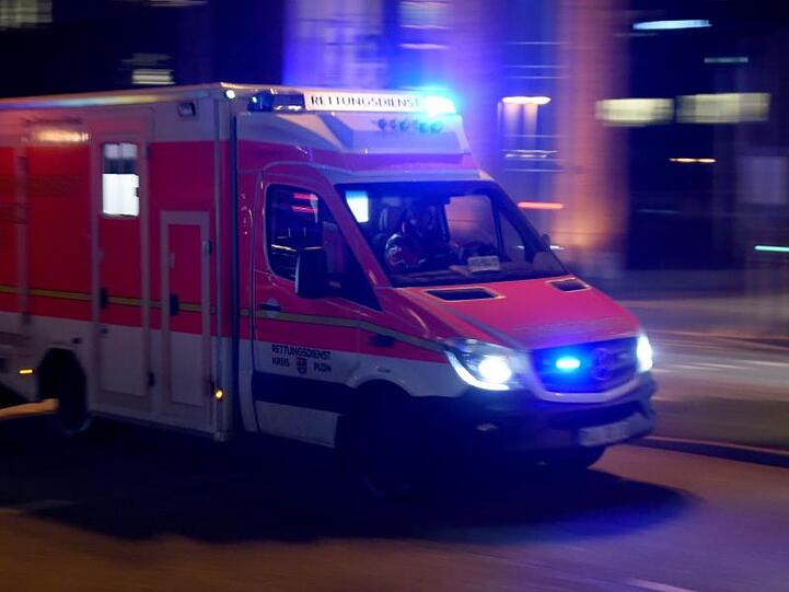 Ein Rettungswagen fährt mit Blaulicht zu einem Einsatz.