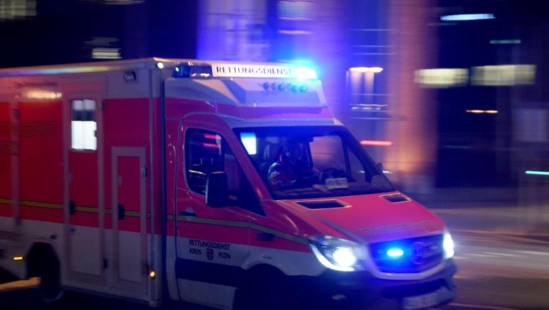 Ein Rettungswagen fährt mit Blaulicht zu einem Einsatz.