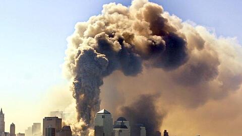 Ein Turm des World Trade Centers in New York stürzt am 11.09.2001 in sich zusammen, nachdem er von einer Passagiermaschine getroffen worden ist.
