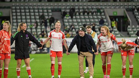 Trainer Alexander Straus mit den Bayern-Frauen