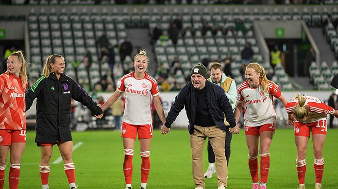 Trainer Alexander Straus mit den Bayern-Frauen