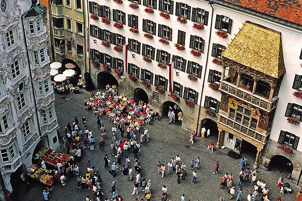 Auch von Streckensperrungen betroffen: das beliebte Urlauberziel Innsbruck, hier das Goldene Dachl. Auch von Streckensperrungen betroffen: das beliebte Urlauberziel Innsbruck, hier das Goldene Dachl.