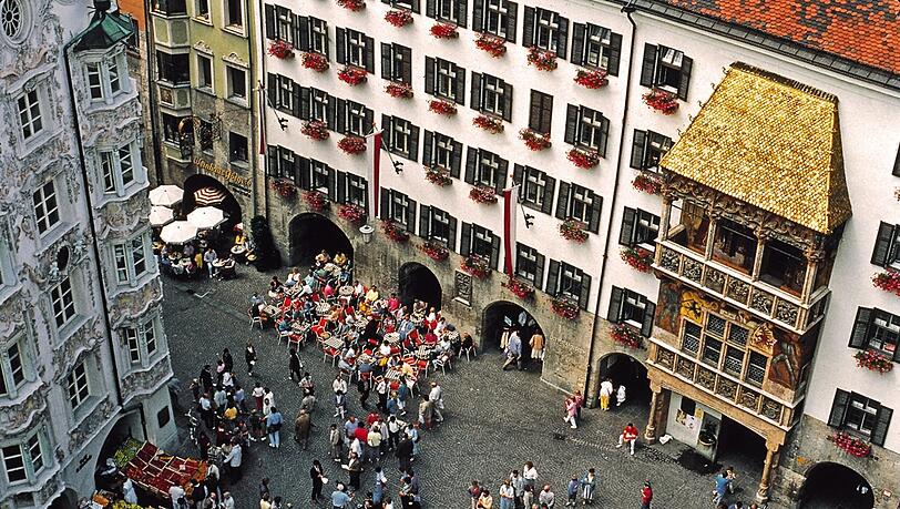 Auch von Streckensperrungen betroffen: das beliebte Urlauberziel Innsbruck, hier das Goldene Dachl. Auch von Streckensperrungen betroffen: das beliebte Urlauberziel Innsbruck, hier das Goldene Dachl.