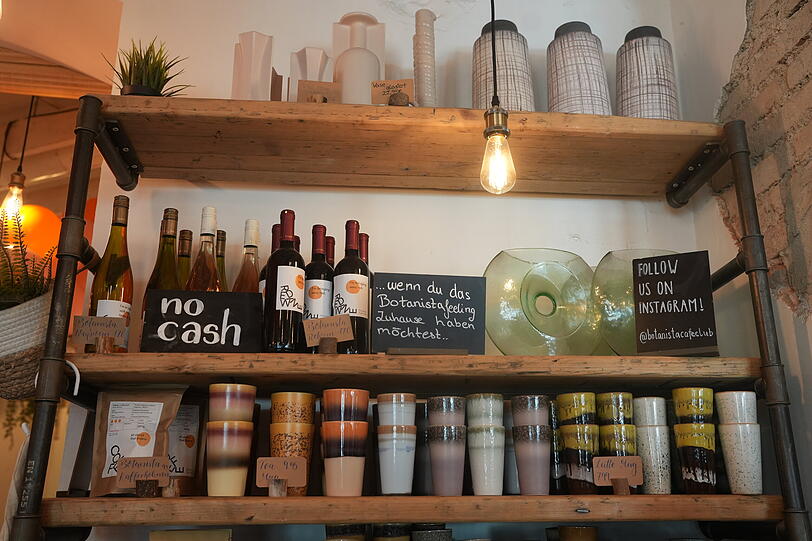 Von Wein &uuml;ber Kaffee bis hin zu bunten Tassen. Wer sich ein St&uuml;ck Botanista mit nach Hause nehmen mag, der kauft nach dem Caf&eacute;besuch ein.