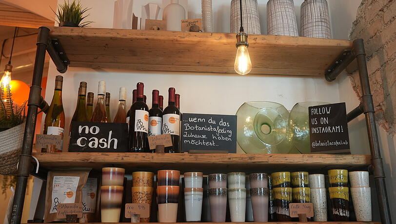 Von Wein &uuml;ber Kaffee bis hin zu bunten Tassen. Wer sich ein St&uuml;ck Botanista mit nach Hause nehmen mag, der kauft nach dem Caf&eacute;besuch ein.