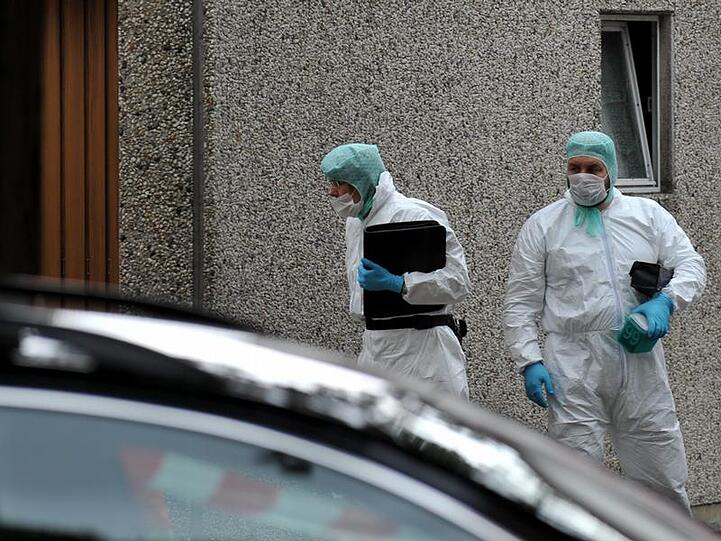 Mitarbeiter der Spurensicherung untersuchen den Fundort, an dem die Leiche des Fünfjährigen entdeckt wurde