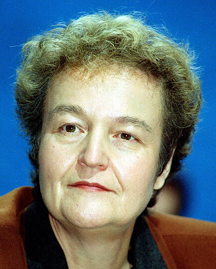 Herta Däubler-Gmelins Entgleisung als dreist zu bezeichnen, wäre wohl noch zu wenig. Im Bundestagswahlkampf 2002 wird sie vom Schwäbischen Tagblatt mit den Worten zitiert: "Bush will von seinen innenpolitischen Schwierigkeiten ablenken. Das ist eine beliebte Methode. Das hat auch Hitler schon gemacht." Obwohl Däubler-Gmelin das Zitat nie bestätigte, verzichtete sie nach der Wahl darauf, ihr Amt als Justizministerin fortzuführen.
