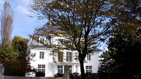 Von seiner Villa in der Poschingerstraße musste Thomas Mann gut fünf Minuten zur nächsten Trambahnhaltestelle gehen. Der heutige Bau ist eine Rekonstruktion.