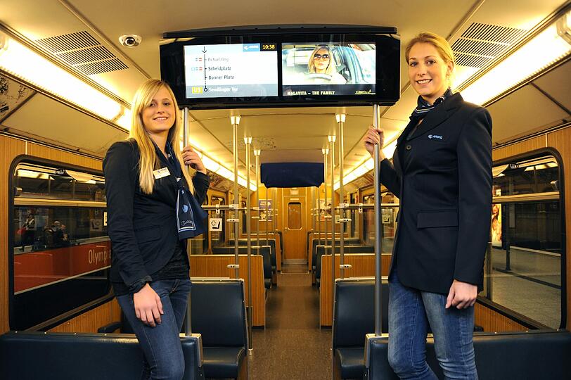 2 MVG-Hostessen stellen das neue U-Bahn-Fernsehen vor