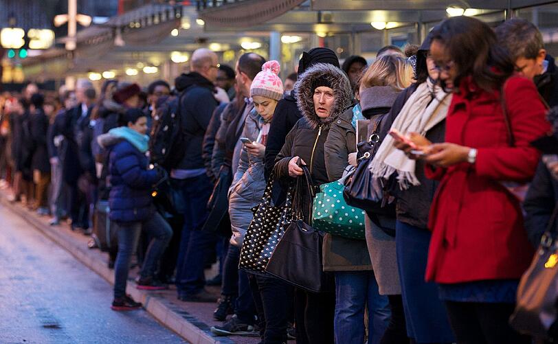 Vergitterte U-Bahnhöfe, Schlangestehen für den Bus, überfüllte Gehsteige: Weil die U-Bahn in London streikt, steht die Themse-Metropole Kopf. Die Bilder.