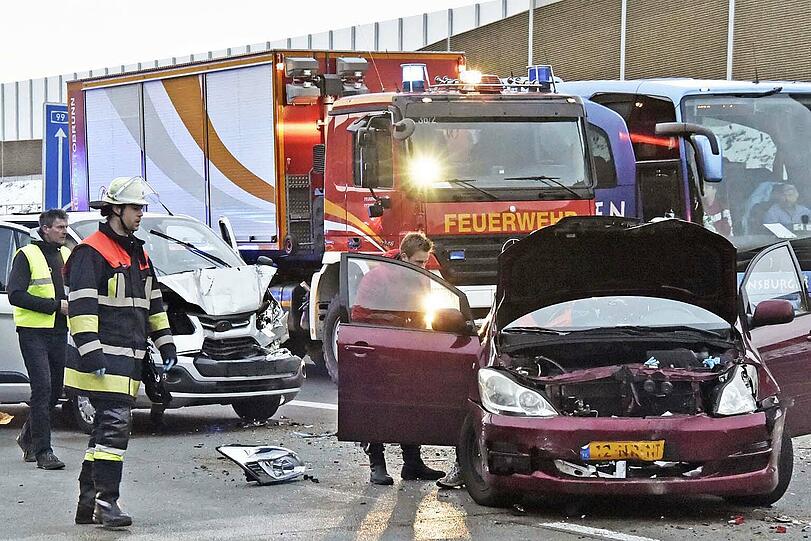 Bilder vom Unfall auf der A 99 bei Ottobrunn.