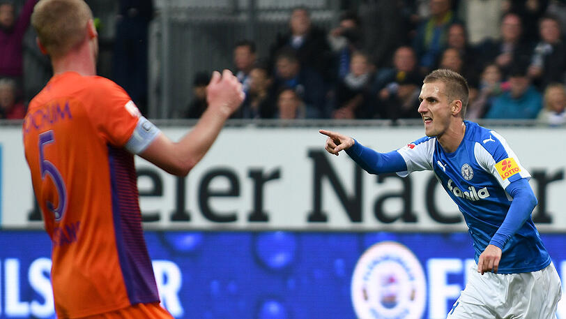 Kiels Dominick Drexler (rechts) feiert seinen Treffer zum 3:0 vor Bochums Felix Bastians.