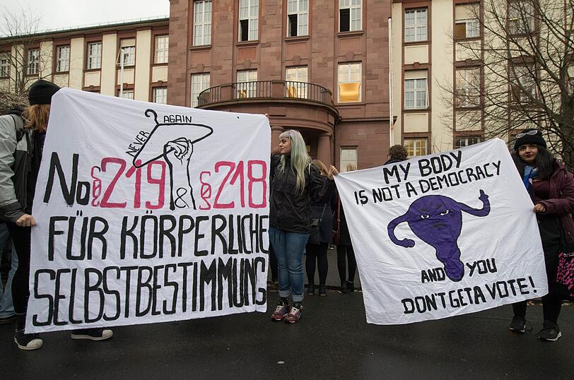 Demonstrantinnen in Gießen protestieren gegen den Abtreibungsparagafen 218 und den Paragrafen 219.