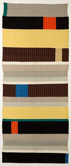 Berühmt war lange Zeit nur ihr Mann Josef Albers. Ein Fehler, denn Anni Albers hat Wandbehänge, Stoffe und Teppiche entworfen, die bis heute nichts von ihrer abstrakten Klasse eingebüßt haben und ein herrliches Pendant zur entsprechenden Malerei darstellen. Albers, die fast zehn Jahre am Bauhaus war, überließ bei ihren Textilien nichts dem Zufall, sie wurden exakt auf dem Papier vorbereitet. Fragil wie solche Objekte inzwischen sind, dürfen sie kaum noch auf Reisen gehen. Man sieht auch an den schmaleren Partien des Wandbehangs No. 175 von 1925, dass die verschiedenen Materialien Baumwolle, Seide, Chenille- oder Bouclégarn ganz unterschiedlichen Alterungsprozessen unterliegen.
