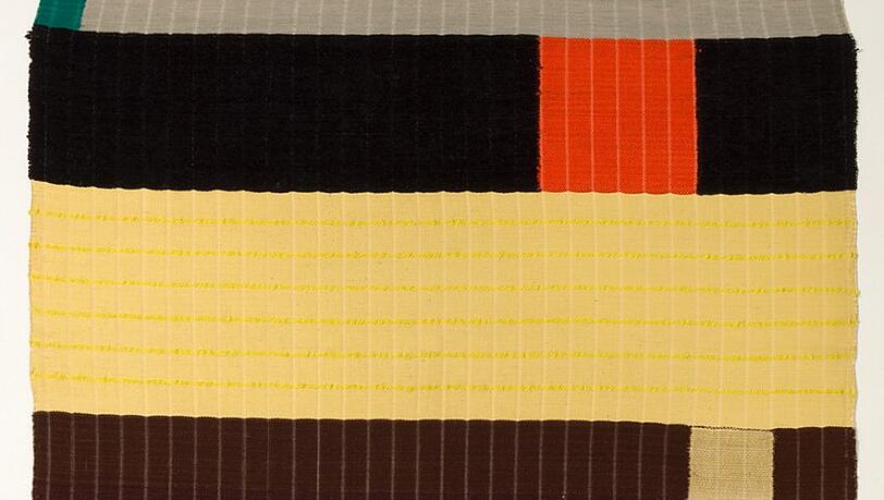 Berühmt war lange Zeit nur ihr Mann Josef Albers. Ein Fehler, denn Anni Albers hat Wandbehänge, Stoffe und Teppiche entworfen, die bis heute nichts von ihrer abstrakten Klasse eingebüßt haben und ein herrliches Pendant zur entsprechenden Malerei darstellen. Albers, die fast zehn Jahre am Bauhaus war, überließ bei ihren Textilien nichts dem Zufall, sie wurden exakt auf dem Papier vorbereitet. Fragil wie solche Objekte inzwischen sind, dürfen sie kaum noch auf Reisen gehen. Man sieht auch an den schmaleren Partien des Wandbehangs No. 175 von 1925, dass die verschiedenen Materialien Baumwolle, Seide, Chenille- oder Bouclégarn ganz unterschiedlichen Alterungsprozessen unterliegen. Berühmt war lange Zeit nur ihr Mann Josef Albers. Ein Fehler, denn Anni Albers hat Wandbehänge, Stoffe und Teppiche entworfen, die bis heute nichts von ihrer abstrakten Klasse eingebüßt haben und ein herrliches Pendant zur entsprechenden Malerei darstellen. Albers, die fast zehn Jahre am Bauhaus war, überließ bei ihren Textilien nichts dem Zufall, sie wurden exakt auf dem Papier vorbereitet. Fragil wie solche Objekte inzwischen sind, dürfen sie kaum noch auf Reisen gehen. Man sieht auch an den schmaleren Partien des Wandbehangs No. 175 von 1925, dass die verschiedenen Materialien Baumwolle, Seide, Chenille- oder Bouclégarn ganz unterschiedlichen Alterungsprozessen unterliegen.