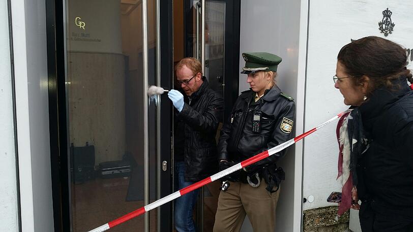 Juwelier in der Altstadt München überfallen: Ein Schmuckgeschäft in der Dienerstraße ist ausgeraubt worden. Die Bilder von der Spurensicherung.