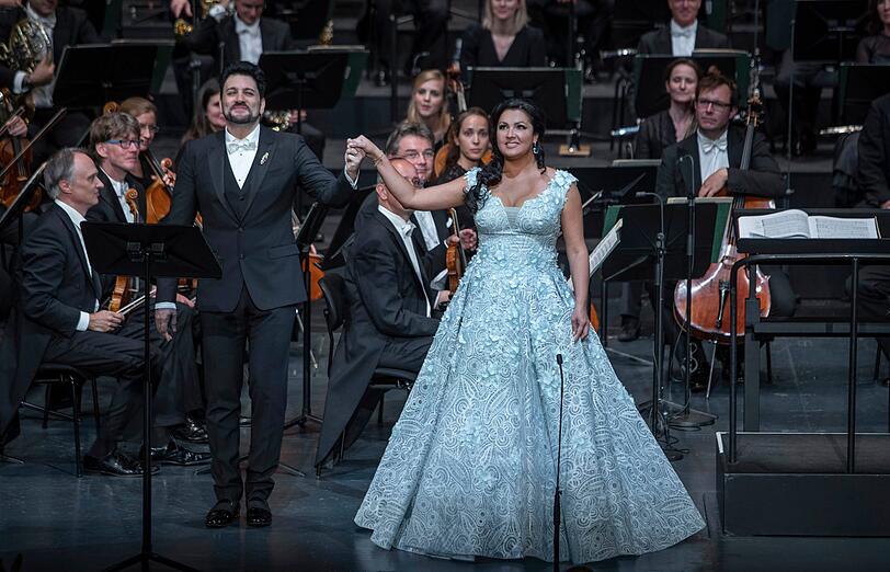 Endlich Glamour: Anna Netrebko, Yusif Eyvazov und das Mozarteumorchester Salzburg im Großen Festspielhaus.