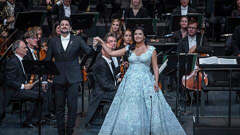 Endlich Glamour: Anna Netrebko, Yusif Eyvazov und das Mozarteumorchester Salzburg im Großen Festspielhaus.