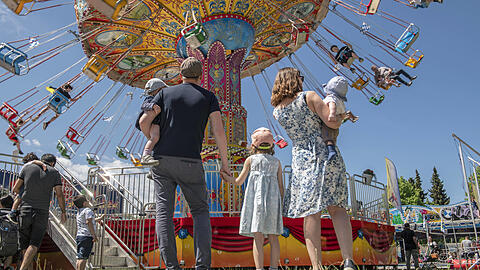 Eine Familie steht auf dem Truderinger Volksfest. In Bayern gibt es viele verschiedene Dialekte. Wer mehr Kontakt zu Nichtdialektsprachlern hat, auf dessen Sprache hat das Standarddeutsch einen größeren Einfluss, sagt Sprachwissenschaftler Jonathan Harrington.