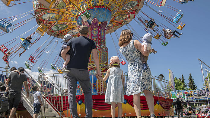 Eine Familie steht auf dem Truderinger Volksfest. In Bayern gibt es viele verschiedene Dialekte. Wer mehr Kontakt zu Nichtdialektsprachlern hat, auf dessen Sprache hat das Standarddeutsch einen größeren Einfluss, sagt Sprachwissenschaftler Jonathan Harrington.