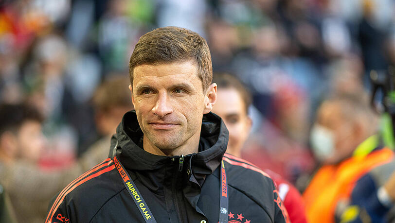Thomas Müller schaut begeistert Darts. (Symbolbild)