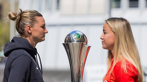 Alexandra Popp (l) vom VfL Wolfsburg und Giulia Gwinn vom FC Bayern München und der DFB-Pokal.