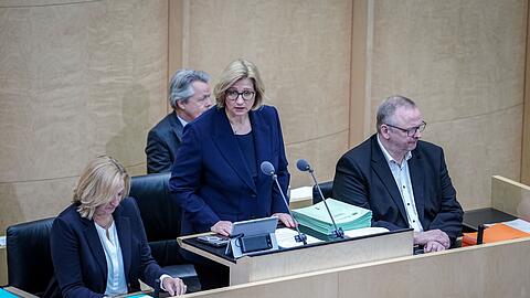 Der Bundesrat segnet zahlreiche, vom Bundestag schon beschlossene Gesetze ab.