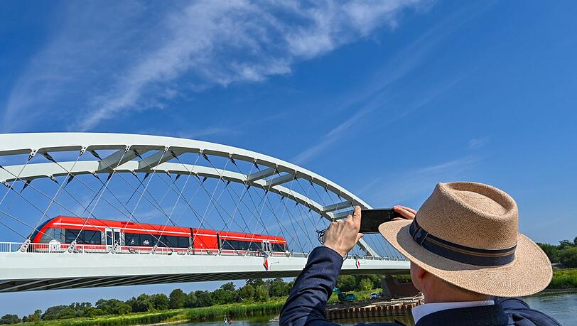 Ein Zug auf der Bahnbrücke über den Grenzfluss Oder zwischen dem polnischen Kostrzyn und auf deutscher Seite Küstrin-Kietz. Polen stellt das Fotografieren kritischer Infrastruktur unter Strafe, um sich besser vor Spionage zu schützen. (Archivbild)