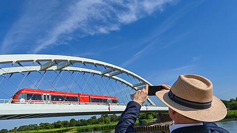 Ein Zug auf der Bahnbrücke über den Grenzfluss Oder zwischen dem polnischen Kostrzyn und auf deutscher Seite Küstrin-Kietz. Polen stellt das Fotografieren kritischer Infrastruktur unter Strafe, um sich besser vor Spionage zu schützen. (Archivbild)