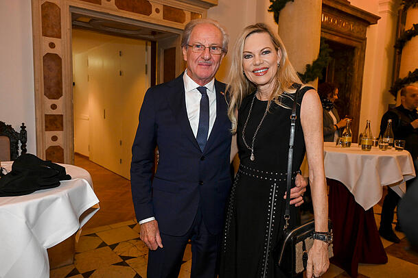 Seit 2001 ist Nina Ruge mit dem Wirtschaftsmanager Wolfgang Reitzle verheiratet. Seit 2001 ist Nina Ruge mit dem Wirtschaftsmanager Wolfgang Reitzle verheiratet.