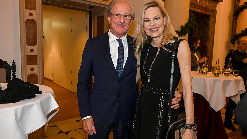 Seit 2001 ist Nina Ruge mit dem Wirtschaftsmanager Wolfgang Reitzle verheiratet. Seit 2001 ist Nina Ruge mit dem Wirtschaftsmanager Wolfgang Reitzle verheiratet.