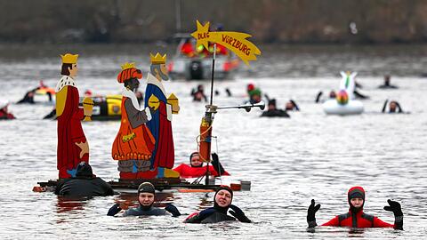 Teilnehmer des 40. Drei-K&ouml;nig-Schwimmens treiben im Wasser des Mains.