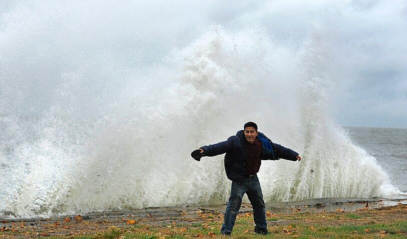 So heftig wütet Wirbelsturm "Sandy" an der Ostküste der USA: Häuser wurden überflutet, Bäume knickten um, es gab Tote und Verletzte. Die Bilder der Flutkatastrophe.