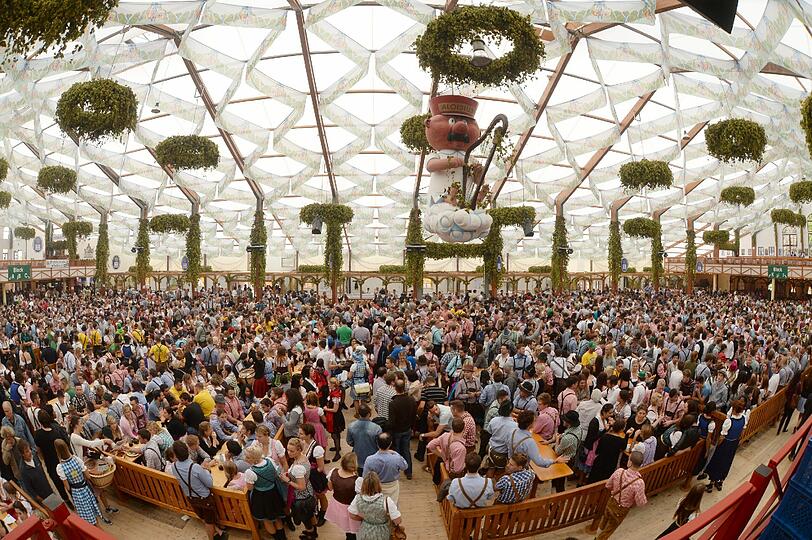 Der Besucherandrang ist enorm, die Stimmung ist mehr als ausgelassen. Die Impressionen vom ersten Wiesn-Tag.