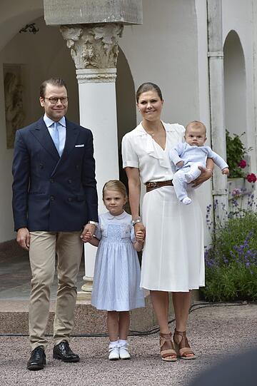 Victoria (hier mit ihrer Familie an ihrem 39. Geburtstag) in einem weißen Seidenkleid von Ralph Lauren