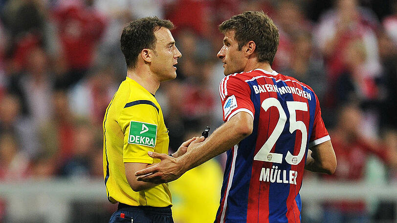 Kennen sich bereits: Schiedsrichter Felix Zwayer und Bayern-pfoi Thomas Müller (rechts).