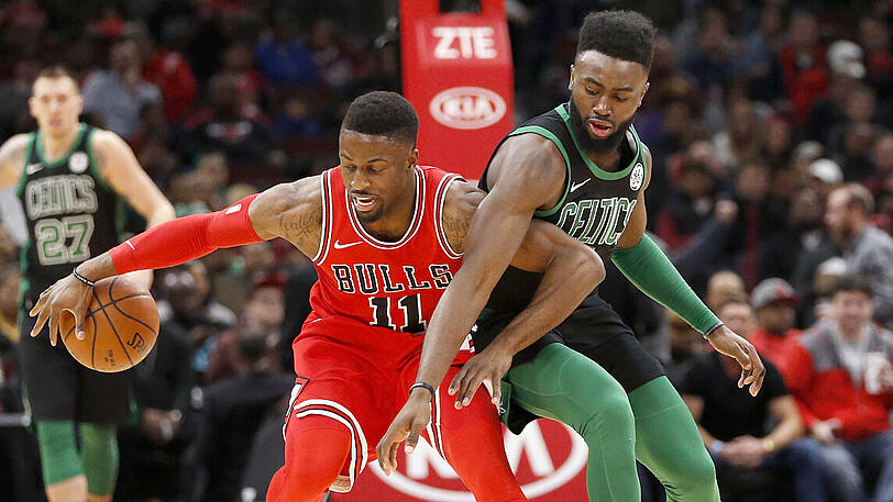 Jaylen Brown (rechts) von den Boston Celtics im Duell mit David Nwaba von den Chicago Bulls.