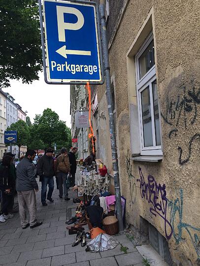 Ein Kronleuchter am Parkschild