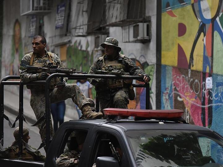Sicherheitskräfte patrouillieren in der favela Babilonia. In keinem anderen Land der Welt kommen so viele Menschen bei Polizei-Einsätzen ums Leben wie in Brasilien.