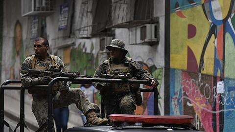 Sicherheitskräfte patrouillieren in der favela Babilonia. In keinem anderen Land der Welt kommen so viele Menschen bei Polizei-Einsätzen ums Leben wie in Brasilien.