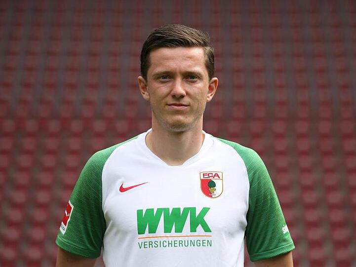 Michael Gregoritsch steht im Stadion. Foto: Karl-Josef Hildenbrand/dpa/Archivbild