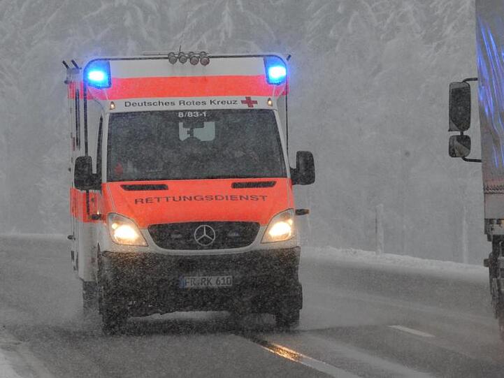 Mehrere Kinder bei Schulbus-Unfall verletzt. Foto: Patrick Seeger