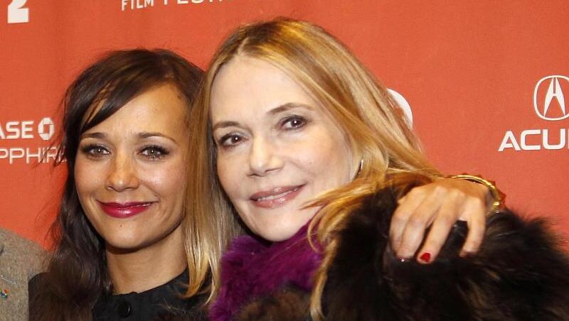 US-Schauspielerin Rashida Jones (l) und ihre Mutter Peggy Lipton beim Sundance Film Festival 2012. US-Schauspielerin Rashida Jones (l) und ihre Mutter Peggy Lipton beim Sundance Film Festival 2012.