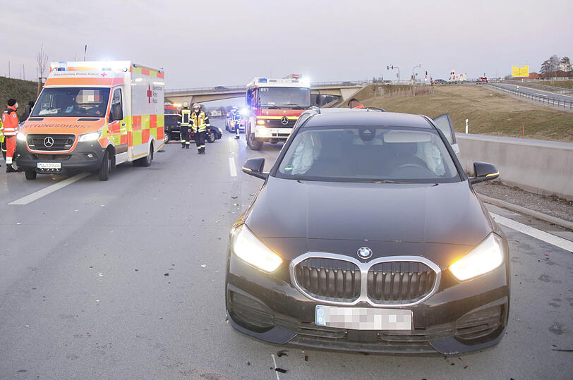 Die Feuerwehr Dorfen und die Autobahnmeisterei Ampfing mussten die  Fahrbahn in Richtung München für etwa zwei  Stunden komplett sperren.