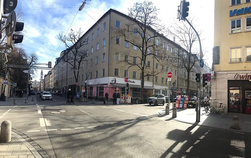 Das Eckhaus Schellingstraße 25/27 mit Türkenstraße 66: Vor über zwei Jahren sind die Mieter verdrängt worden. Seither stehen rund 20 Wohnungen leer. Wann neu gebaut wird? Weiß keiner.